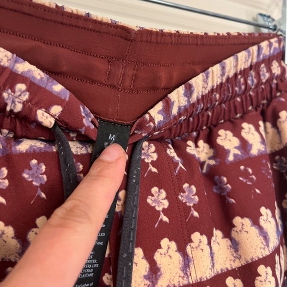 Lululemon Shorts size M - Picture 5 of 6